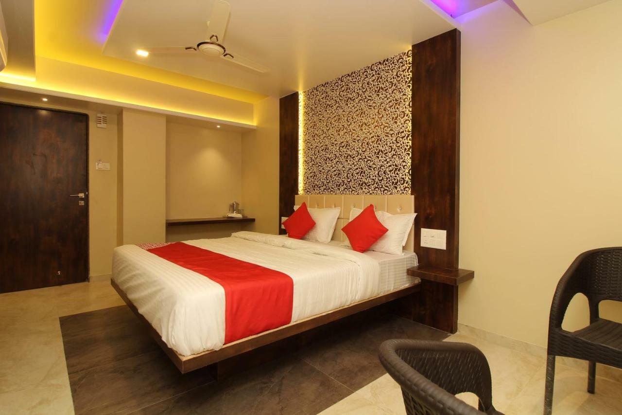 Oyo 37468 Nisha Lodging Hotel Солапур Екстериор снимка