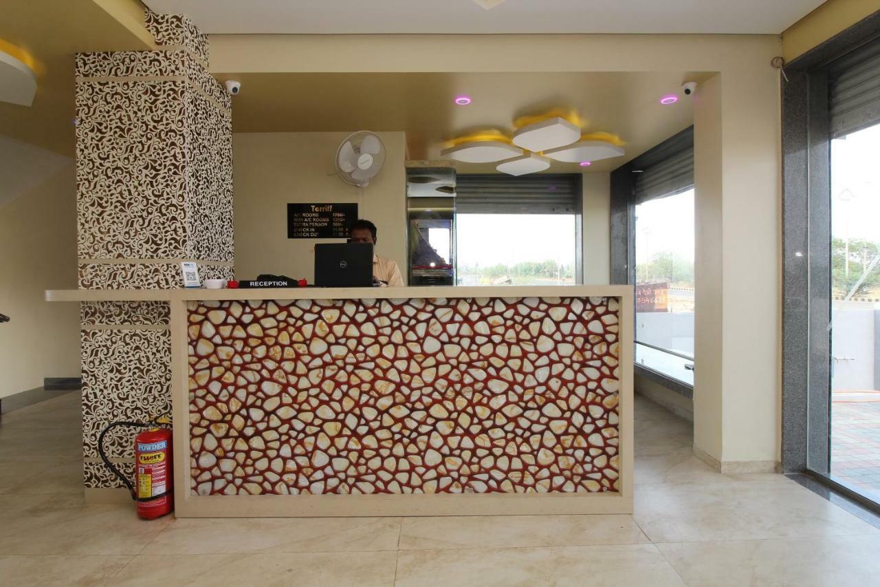 Oyo 37468 Nisha Lodging Hotel Солапур Екстериор снимка